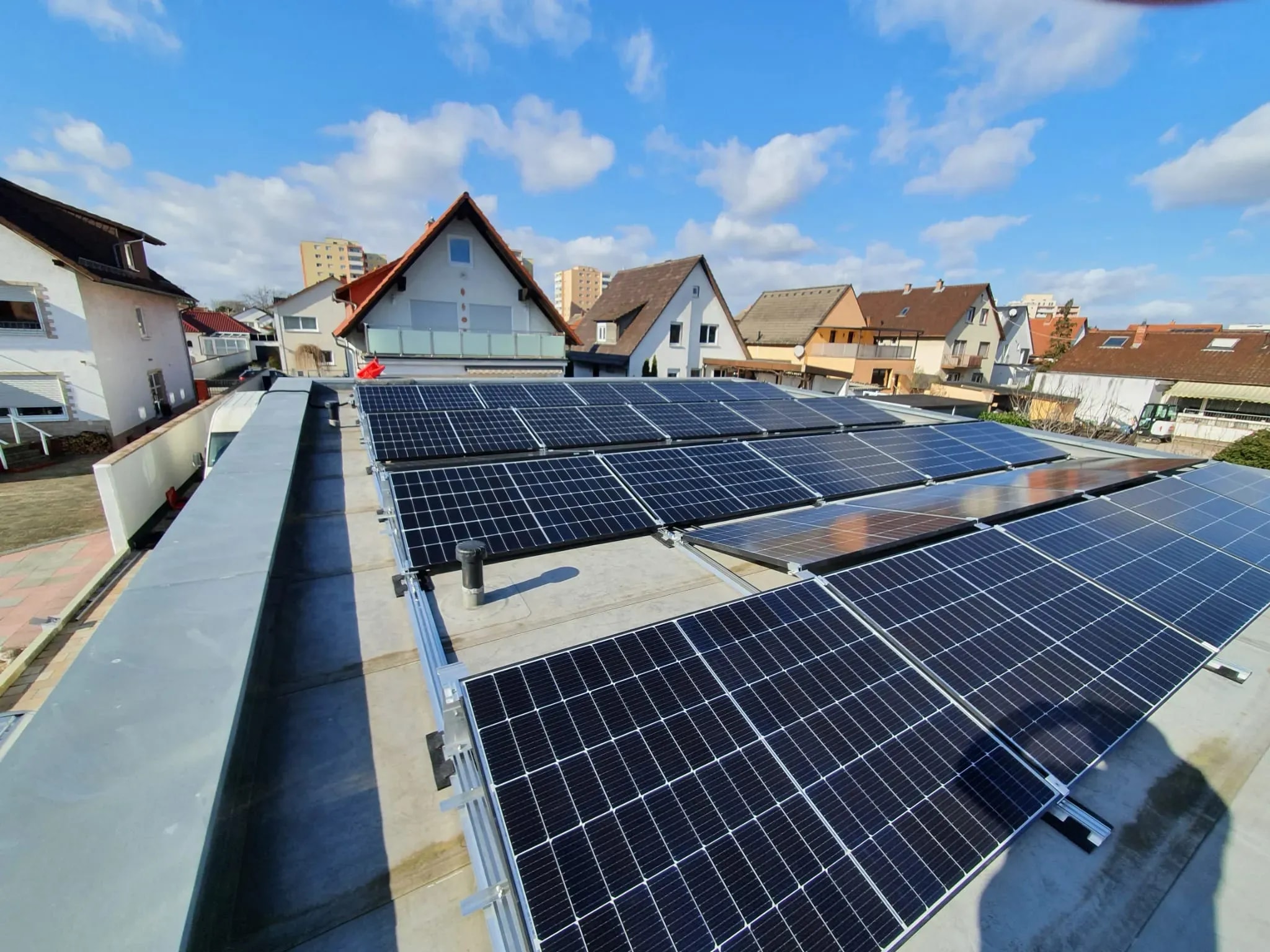 Senke Deine Stromkosten dauerhaft – mit Deiner eigenen Solaranlage vom regionalen Experten